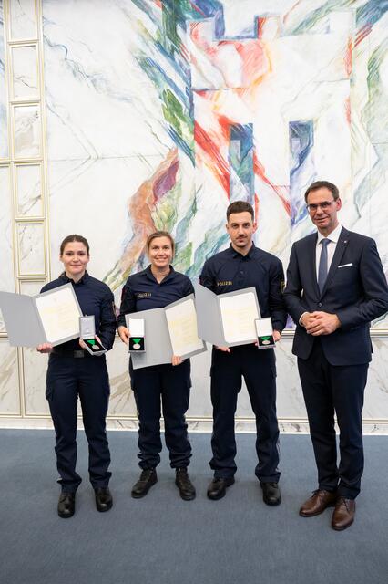 Die PolizeibeamtInnen Sara Giorgia de Filippo, Jaqueline Schwendinger und Mario Hörburger haben unter Einsatz des eigenen Lebens zwei Personen aus einem brennenden Haus gerettet.

 | Foto: VLK Serra 