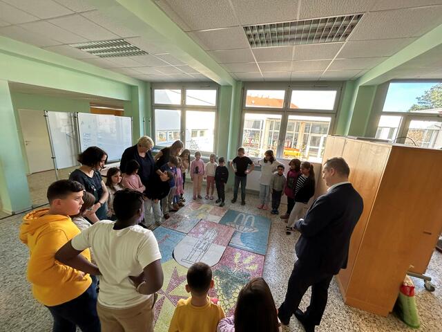 Die Schülerinnen und Schüler präsentieren stolz ihr Werk. | Foto: BV 10