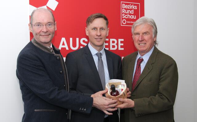 Zum Tag des Waldes am 21. März besuchten proHolz-Obmann Georg Starhemberg (r.) und Geschäftsführer Markus Hofer (l.) BezirksRundSchau-Chefredakteur Thomas Winkler. | Foto: BRS