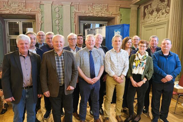 Pensionisten – von links: Engelbert Honeder, Manfred Mondl, Friedrich Raschhofer, Heinrich Sofka, Walter Mayr, Ernst Haginger, Andreas Göttfert, Harald Plachy, Johannes Radlmair, Helmut Dornetshumer, Susanne Cserinko, Karl Reischauer, Rita Wimmer, Thomas Berchtold, Ernst Ablinger. Nicht auf dem Foto sind Marianne Habesohn, Eva Kulac-Wieser, Siegfried Lachner, Bernhard Schindlauer und Walter Seidl. | Foto: Leitz