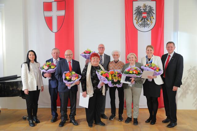 Bezirksvorsteher Thomas Steinhart und Stellvertreterin Ramona Miletic (beide SPÖ) übergaben die "Simmering Medaille" an sieben Persönlichkeiten für ihren Einsatz für den Bezirk. | Foto: Amin Heydarifard