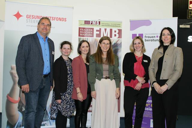 V. l. Gerhard Berger (Prim. Abteilung für Frauenheilkunde, LKH Oststeiermark, Standort Hartberg), Esther Brossmann-Handler (Frauen- und Mädchenberatungsstelle Hartberg-Fürstenfeld), Katharina Weber (Physiotherapeutin), Michaela Allmer-Wels (Gynäkologin), Reingard Glehr (Allgemeinmedizinerin), Monika Wölfler (Endometriosezentrum am LKH-Univ. Klinikum Graz). | Foto: Gesundheitsfonds Steiermark