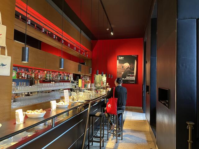 Die hauseigene Bar lädt zum Verweilen ein. | Foto: Anna-Sophie Teischl/RMW