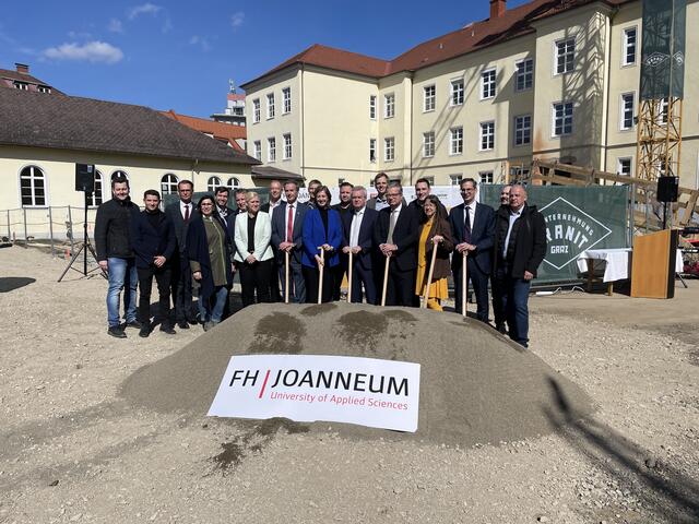 Großes Gruppenbild zum Abschluss der Spatenstichfeier. | Foto: Kern