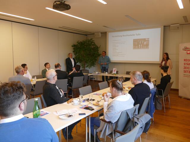 Technologie- und InnovationsPartner Gerhard Gschwandtner (links stehend), Bezirksstellenobmann Christian Bauer (Mitte stehend), Bezirksstellenreferentin Romana Franzl (rechts stehend) mit den Teilnehmerinnen und Teilnehmer. | Foto: WKNÖ