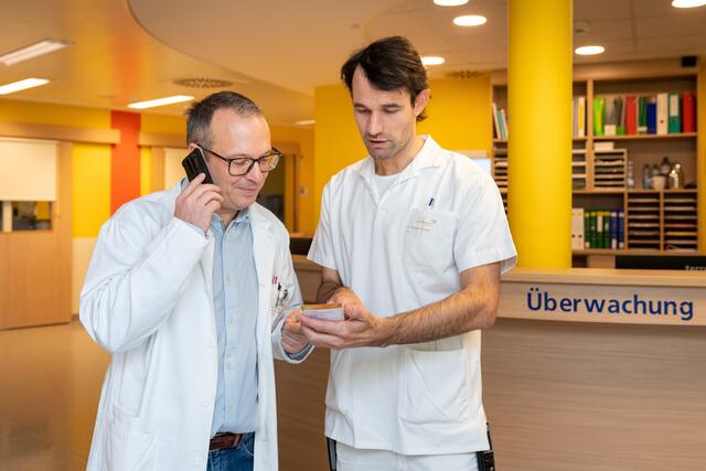 Primar Michael Guger und Oberarzt Christian Prevost haben gemeinsam mit Kollegen – Ärzten, Pflegekräften, RTAs, Radiologen und dem Patiententransport – den Schlaganfall-Alarmplan konzipiert und umgesetzt. | Foto: OÖG