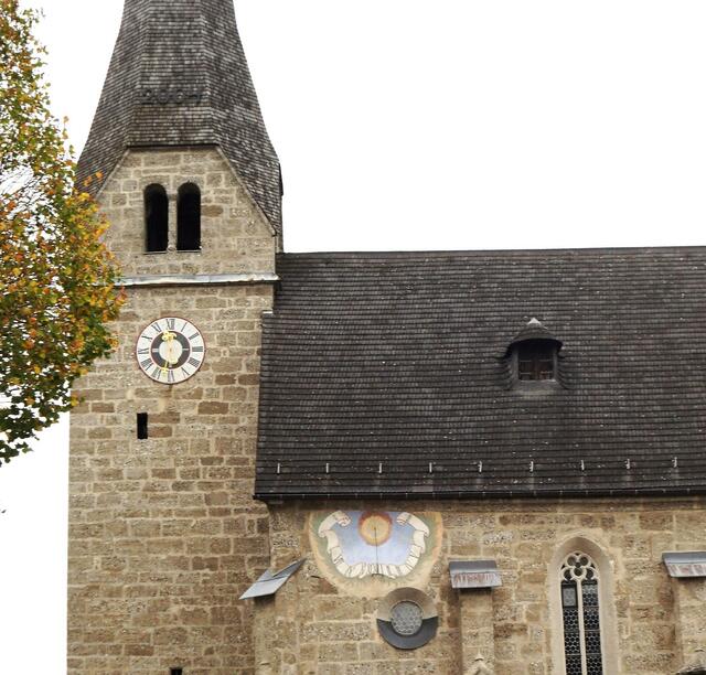 Der Kirchturm hat eine mechanische und eine Sonnenuhr.