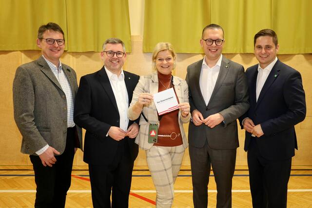 Verteidigungsministerin Klaudia Tanner (mitte) mit Franz Linsbauer, Bezirksparteiobmann Ludwig Schleritzko, Matthias Zauner und Nationalratsabgeordneter Lukas Brandweiner (v.l.) | Foto: Volkspartei Bezirk Horn