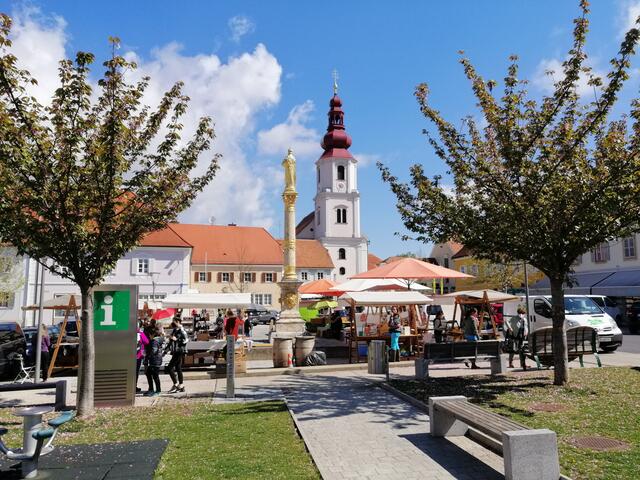 Der Samstagsmarkt ist zurück. Am Hauptplatz von Fehring ist am Wochenende wieder viel los. | Foto: Stadtgemeinde Fehring