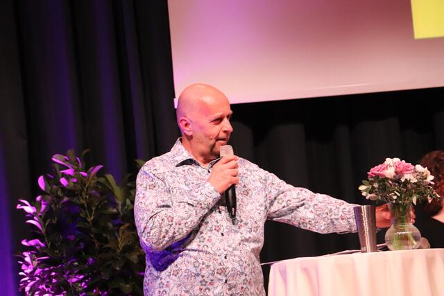 Stefan Ullrich führte als kabarettistischer Entertainer durch die Präsentation des Kulturprogramms. | Foto: Edith Ertl