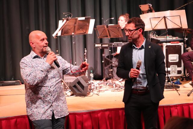 Stefan Ullrich im Gespräch mit dem Obmann vom Kulturausschuss Gerald Ulrich (re) | Foto: Edith Ertl