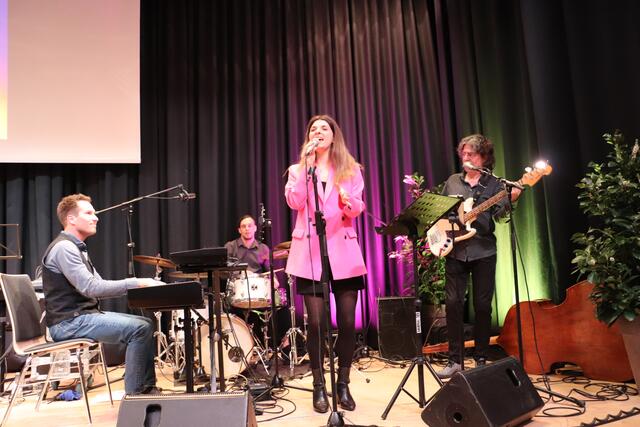 Sängerin Mira Bea mit den musikalischen Schätzen von Treasure | Foto: Edith Ertl