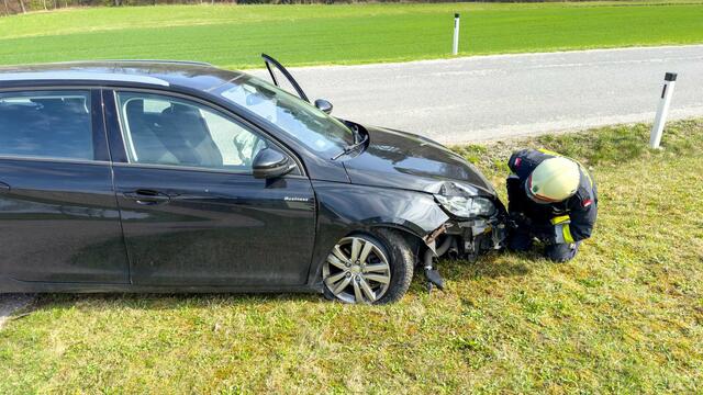 Der Lenker kam mit Verletzungen unbestimmten Grades ins Spital. | Foto: DOKU NÖ