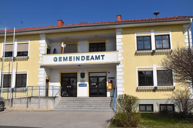 Am Dach des Gemeindeamtes soll heuer noch eine Photovoltaikanlage errichtet werden. | Foto: Michael Strini