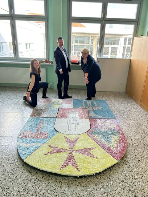 Sehenswert ist das neue Bezirkswappen, das nach der Fertigstellung am Reumannplatz prangen wird. | Foto: BV 10