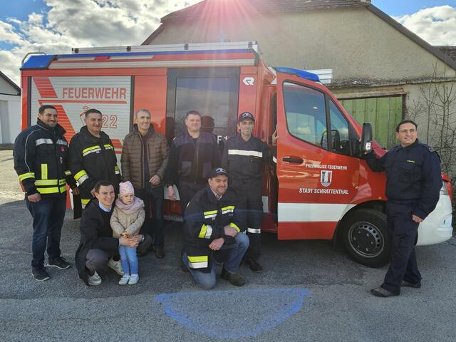Die Feuerwehrmannschaft der Stadt Schrattenthal freut sich über das neue Fahrzeug. | Foto: FF Stadt Schrattenthal