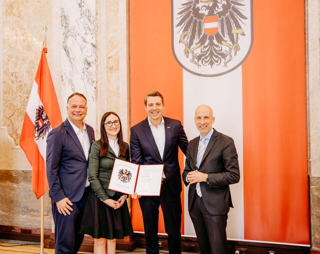 GF Eugen Roth, Theresia Steiner (Leitung Personalwesen) sowie Eigentümer und GF Philipp Gady übernehmen stolz die von Bundesminister Martin Kocher überreichte Auszeichnung. | Foto: Gady Family