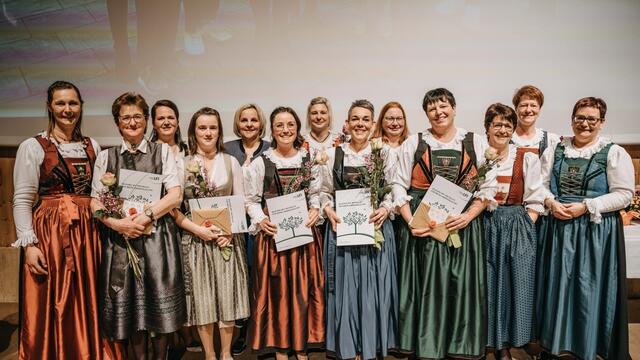Die neun Absolventinnen des Zertifikatslehrganges Seminarbäuerin flankiert von Funktionärinnen der bäuerlichen Organisationen. | Foto: Silvia Steiner