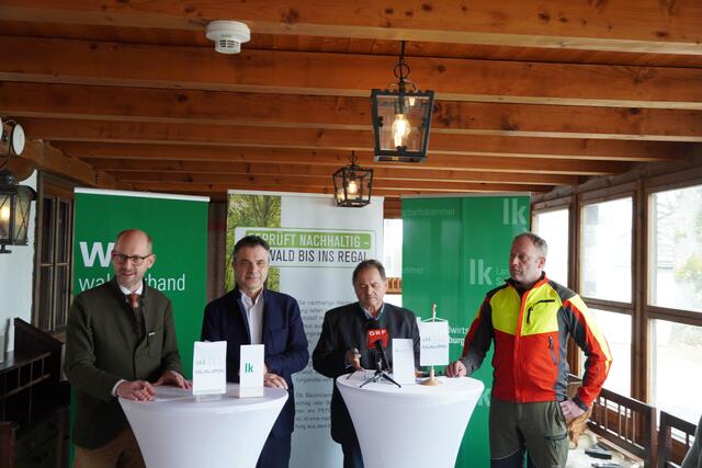 Von links: Forstmeister Gregor Grill, Landwirtschaftskammer-Präsident Rupert Quehenberger, Waldverbands-Obmann Rudolf Rosenstatter und der Forstunternehmer Robert Brunauer. | Foto: Emanuel Hasenauer