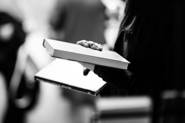 Als Motto kann ein jahrzehntealter Satz zu neuer Gültigkeit gelangen, der – im Kontext einer aus den Fugen geratenen Welt mehr denn je – zu Neubewertung und Überprüfung auffordert: Das Private ist politisch. | Foto: Stefanie Waldecker