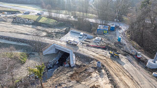 Die Baustelle zwischen Mühlkreisautobahn (A7) und der Prager Straße (B125) mit der neuen Brücke über den Katzbach. | Foto: ASFINAG/Mike Wolf