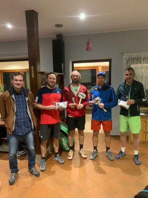 Die Finalisten und Turnierleiter Martin Angerer, Klaus Schlosser, Markus Luif, Andreas Linder und Harald Pollitzer. | Foto: UTC Stockerau