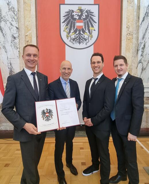 V. l.: Bernhard Prechtl; Geschäftsführer von Produktion und Logistik, Martin Kocher; Bundesminister für Arbeit und Wirtschaft gemeinsam mit den Lehrlingskoordinatoren Clemens Salhofer und Philipp Brandner. | Foto: Resch &amp; Frisch