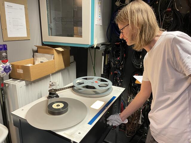 Im Hinterzimmer des Kinosaals wird analoges Filmmaterial händisch erlebbar gemacht. | Foto: Anna-Sophie Teischl/RMW