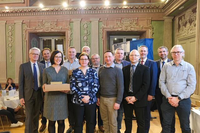 30 Jahre – von links: Tanja Markschläger, Christian Humer, Ingrid Schachinger, Ernst Sauter, Alexander Brunner, Stefan Kaltenböck, Ludwig Hamedinger, Gerald Dirnberger. Nicht auf dem Foto ist Anita Mayböck. | Foto: Leitz