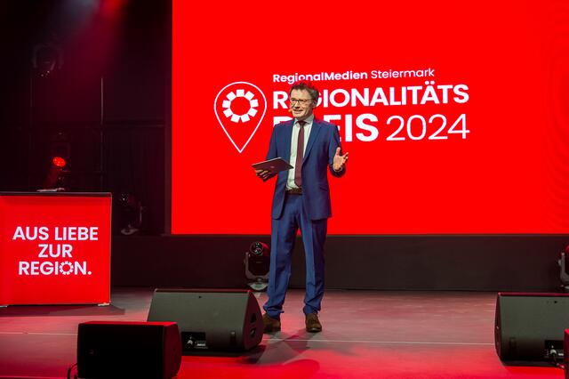 Fan und treuer Begleiter der Regionalitätspreis-Gala: Moderationsprofi Franz Neger führte in traditioneller Verbundenheit durch den Abend.  | Foto: RegionalMedien