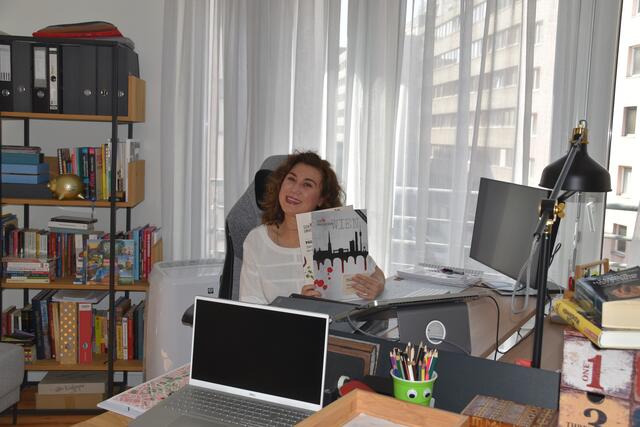 Am Schreibtisch ihrer Favoritner Wohnung entstehen die Geschichten für "Soko unvergessen". | Foto: Pufler