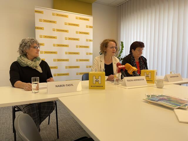 Michaela Naber-Tastl (Beraterin), Christiane Teschl-Hofmeister (Landesrätin) und Michaela Hinterholzer (Präsidentin Hilfswerk NÖ) bei der Pressekonferenz des Hilfswerk NÖ.  | Foto: Tanja Handlfinger