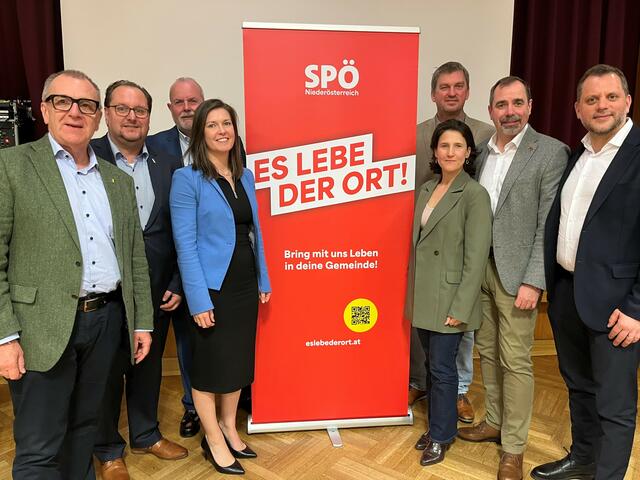GVV NÖ Präsident Rupert Dworak, Dir.-Stv. Karl Zimmerl, Dir. Ewald Buschenreiter, FSG NÖ Geschäftsführerin Linda Keizer, Regionalgeschäftsführerin Astrid Reiser, Bezirksvorsitzender Jürgen Maschl, GVV-Bezirksvorsitzender Andreas Hammer, Landesgeschäftsführer Wolfgang Zwander. v.l.n.r.