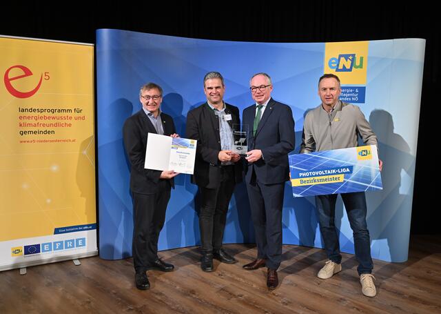 eNu-Geschäftsführer Herbert Greisberger, Bürgermeister Günter Schalko, LH-Stellvertreter Stephan Pernkopf und Ex-Fussballprofi Toni Pfeffer (v.l.). | Foto: NLK/Filzwieser