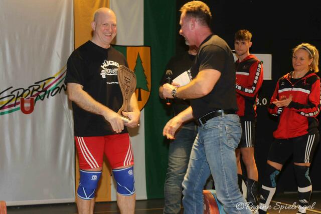 13 Jahre startete Claus Sedlacek für den USK Waldviertel. Für diese Zeit überreichte OB Roman Lehner in Vertretung des UAK-Waldviertel an Claus Sedlacek ein Dankeschön in Form eines Pokals aus Holz.