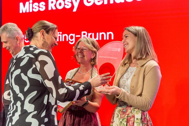 Katrin Strohmaier (r.) nahm gemeinsam mit ihrer Mutter den Preis für die Südweststeiermark und für ihre "Miss Rósy" von Geschäftsstellenleiterin Elisabth Korbe (l.) entgegen.  | Foto: RegionalMedien