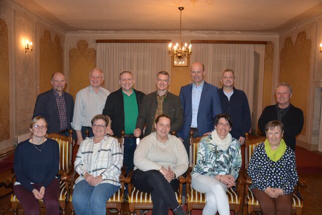 Die Vertreter der Mitgliedesgemeinden: Viktoria Schuh, Margit Auer, Gabriele Weber, Cornelia Burger und Hilda Strobl (sitzend) mit Michael Treadaway, Herbert Hauer, Daniel Mayerhofer, Robert Feldmann, Franz Fischer, Alois Michael Weber und Josef Hölzl (stehend, jeweils v.l.) | Foto: MS Thayatal