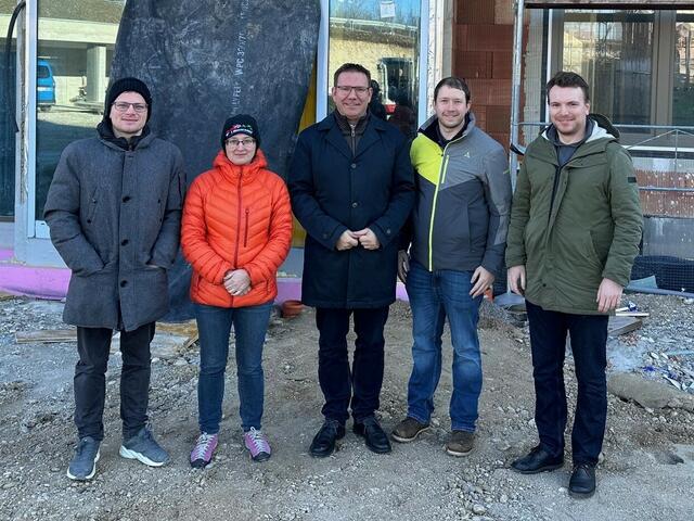 Dr. Daniel Kriener, Dr. Monika König, Bürgermeister Christian Haberhauer, Dr. Joachim Kaiser, Dr. Daniel Bauer vor dem neuen Primärversorgungszentrum. | Foto: Stadt Amstetten