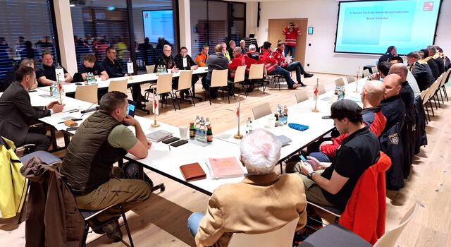 Am Blaulichttag nahmen VertreterInnen der Einsatzorganisationen, der BH, der Straßenmeisterei, der ÖBB sowie der Tinetz und Tigas teil. | Foto: Land Tirol/Kastner