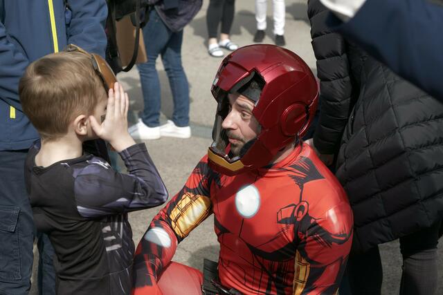 Im Anschluss mischten sich die Superhelden noch unter die Kinder und Jugendlichen. Iron Man beispielsweise lieh seine Maske her. | Foto: Max Spitzauer/RMW