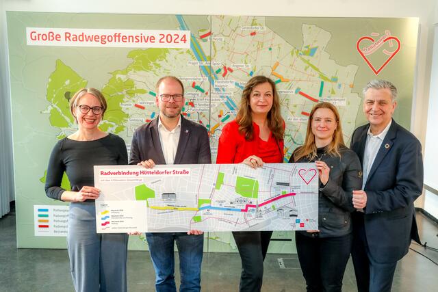 Stadträtin Ulli Sima (3. v. l.) verkündete die Pläne der Stadt in Bezug der großen Radwegoffensive. Mit dabei waren Penzing-Bezirkschef Michaela Schüchner (l.) und Rudolfsheims Bezirksvorsteher Dietmar Baurecht (2. v. l, beide SPÖ).  | Foto: Stadt Wien/Christian Fürthner