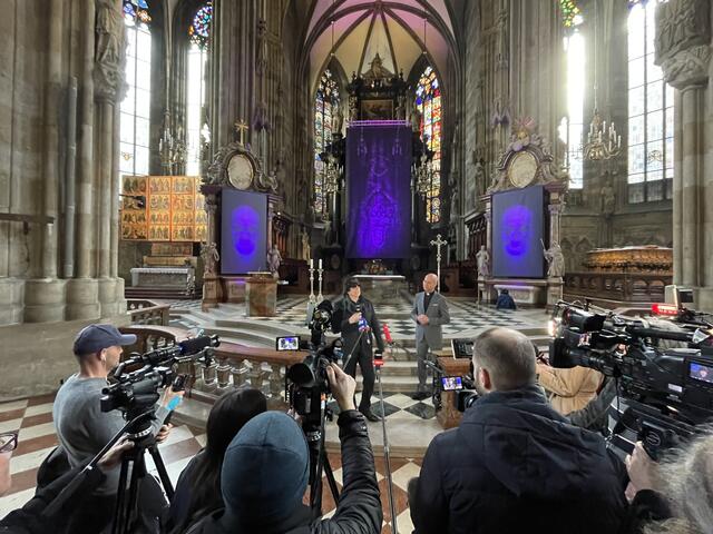 Medien-Andrang bei der Präsentation der Fastentuch-Installation von Gottfried Helnwein im Stephansdom.  | Foto: Andreas Pölzl/RMW