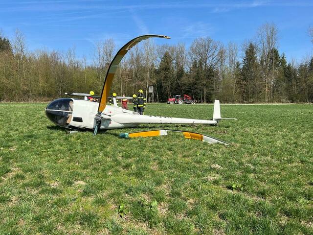 Der Hubschrauberpilot und seine Gattin wurden bei dm Absturz verletzt. | Foto: FF Suben