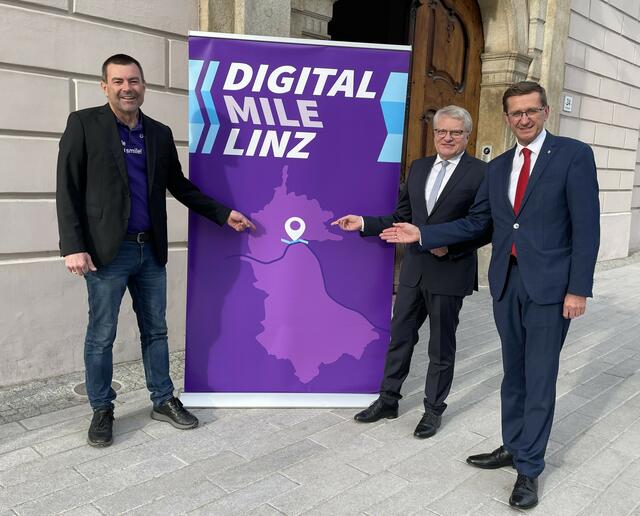 Von links: Georg Spiesberger (Digital Mile / Tech Harbor), Klaus Luger (Bürgermeister Stadt Linz) und Markus Achleitner (Wirtschaftslandesrat). | Foto: Digital Mile Linz