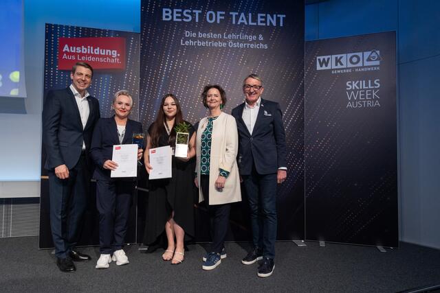 Angelina Schwarzhans (Mitte) ist der beste Lehrling der Kosmetiker und Fußpfleger in ganz Österreich  | Foto:  WKO/Weinwurm