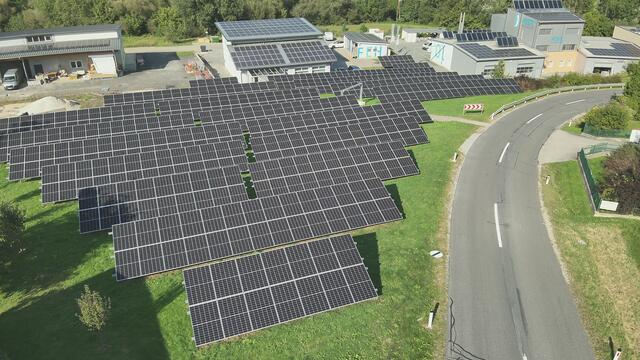 Strom für etwa 160 haushalte liefert die neue Freiflächenanlage, die am Südhang auf dem Firmengelände von Postl errichtet wurde.  | Foto: Postl