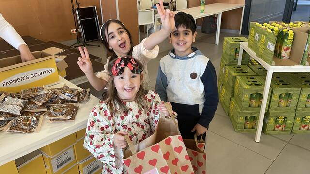 Mit viel Freude und Elan packten die Kinder der ZPC Schule ganze 500 Geschenksackerl für das Freudenfest Purim. | Foto: Kathrin Klemm/RMW