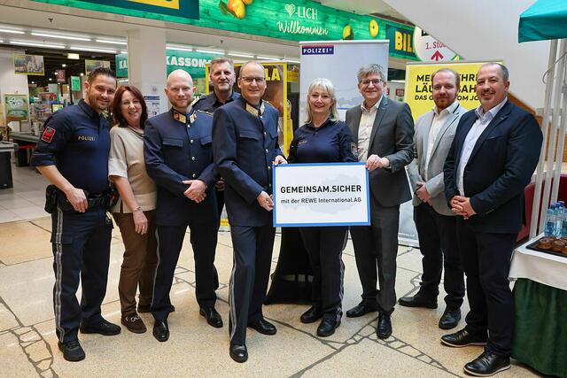 Mitte März fand vor dem Billa Plus Markt in der Linzer LentiaCity die Aktion „Coffee with Cops“ zwischen Billa und der Polizei statt. | Foto:  LPD/Michael Dietrich
