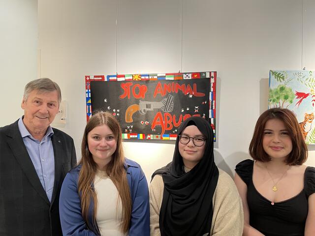 Bezirkschef Erich Hohenberger (SPÖ) schaut sich die "ani.mal"-Ausstellung an.  | Foto: BV 3