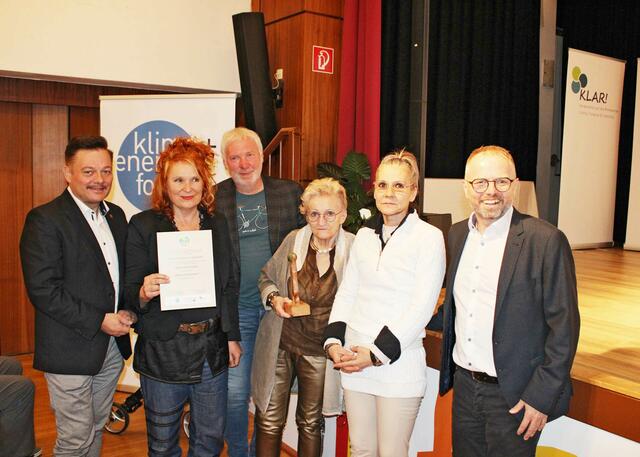 Die Awards wurden von Herbert Pfeffer, Obmann der Modellregion und Bürgermeister von Traismauer (ganz links), sowie Modellregionsmanager Alexander Simader (ganz rechts) übergeben. vlnr. Initiatorin Marika Ofner, Umweltgemeinderat Manfred Bichler, Gertude Zöchling und Brigitte Ebeseder | Foto: kem